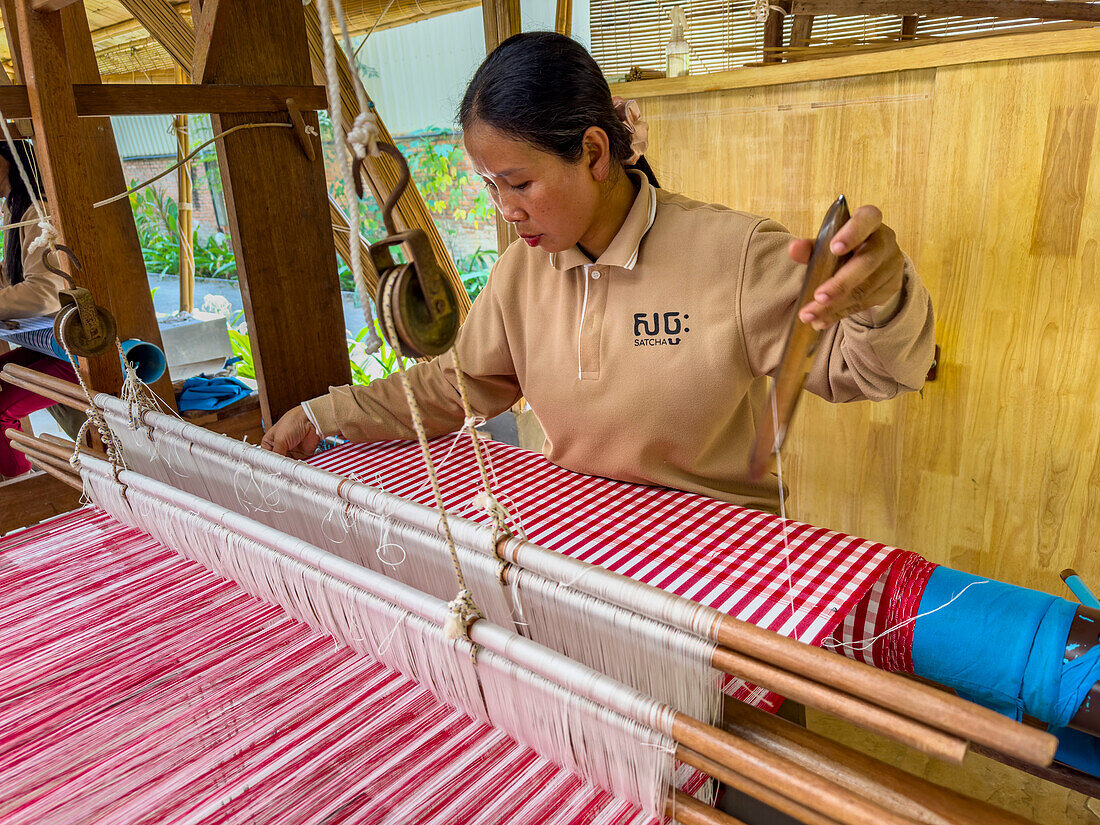 Frau arbeitet an verschiedenen Handwerksprojekten im Satcha Handicraft Center in Siem Reap, Kambodscha, Indochina, Südostasien, Asien