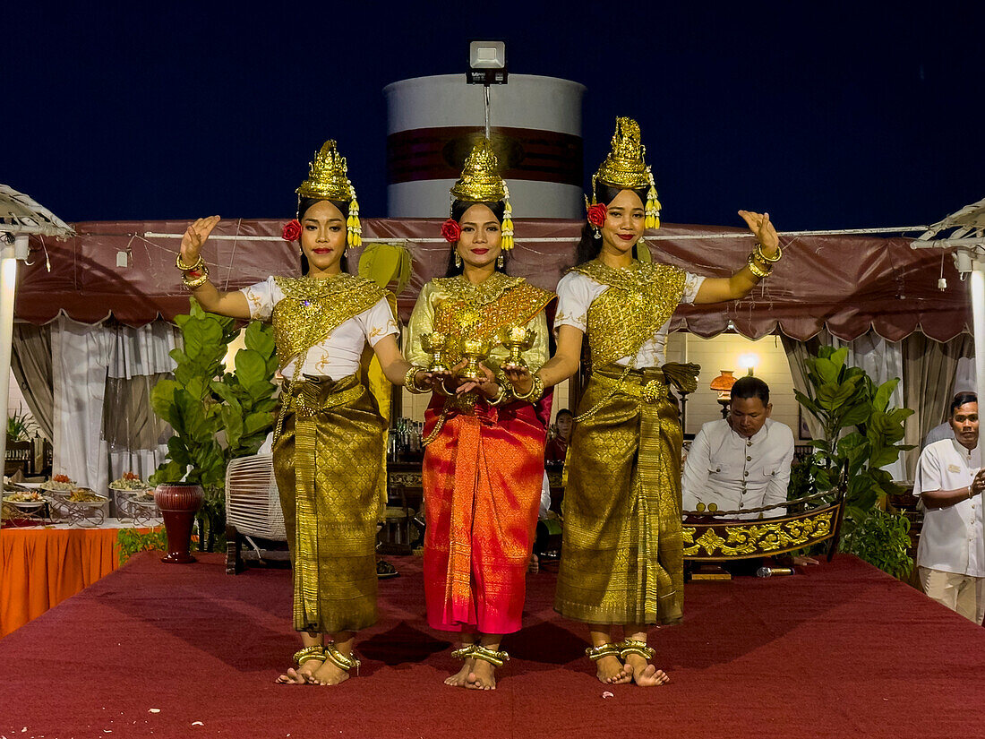 Apsara-Tänzerinnen führen während des Abendessens traditionelle Khmer-Tänze auf der M/V Jahan auf, Angkor, Kambodscha, Indochina, Südostasien, Asien