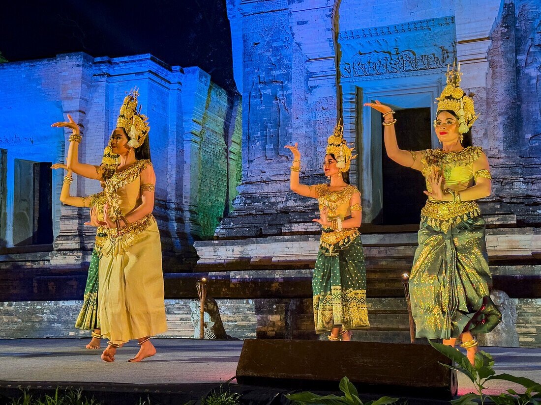 Apsara-Tänzerinnen im Prasat-Kravan-Tempel, der 921 Vishnu geweiht war, während des Abendessens, Angkor, Kambodscha, Indochina, Südostasien, Asien