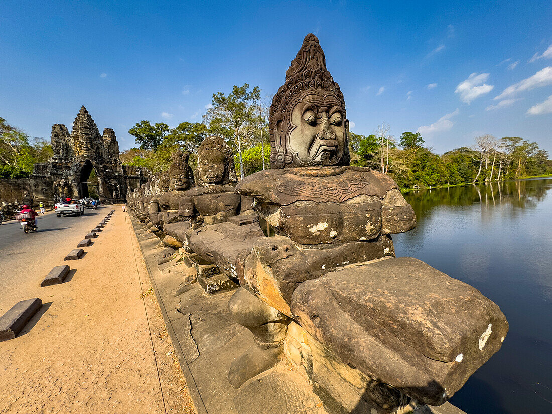 Die Brücke nach Angkor Thom, auf beiden Seiten mit Figuren gesäumt, die in einem Eingangsportal mit Kragsteinbogen enden, Angkor, UNESCO-Welterbe, Kambodscha, Indochina, Südostasien, Asien