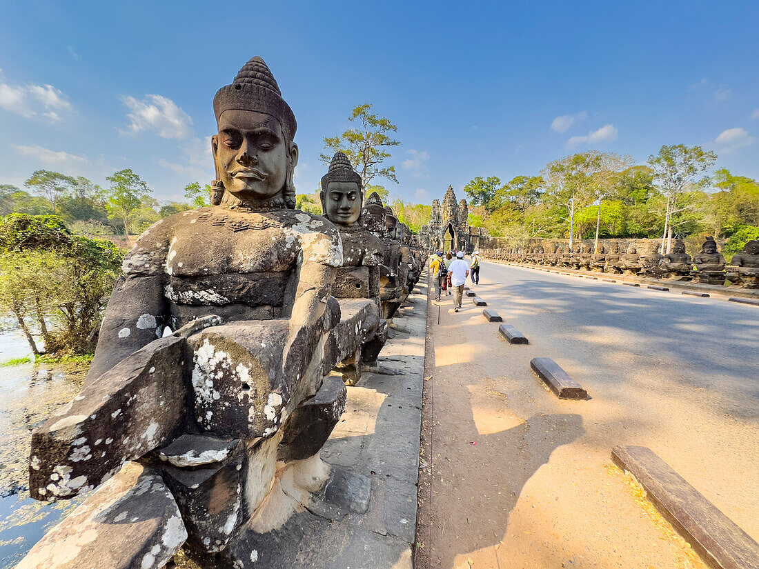 The bridge to Angkor Thom, lined on both sides with figurines ending in a corbelled arch entryway, Angkor, UNESCO World Heritage Site, Cambodia, Indochina, Southeast Asia, Asia