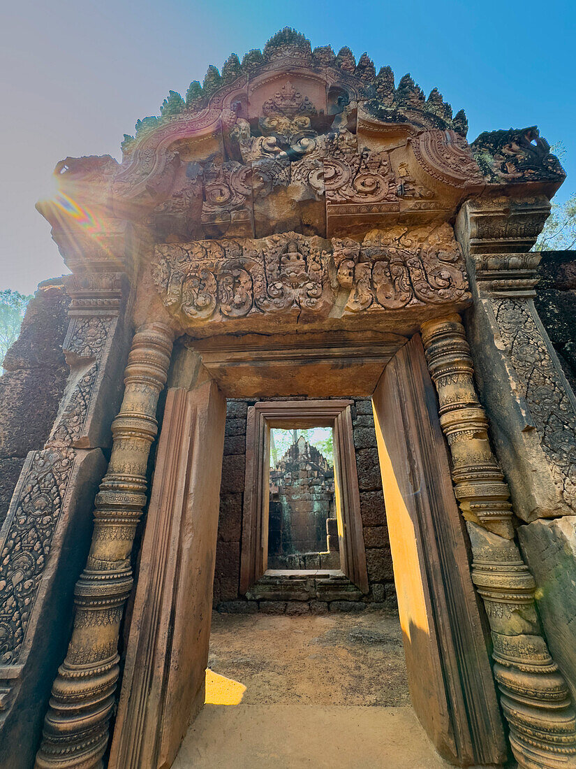 Banteay-Srei-Tempel, ein Miniatur-Tempelkomplex, der vollständig aus rotem Sandstein in der Gegend von Angkor erbaut wurde, UNESCO-Weltkulturerbe, Kambodscha, Indochina, Südostasien, Asien