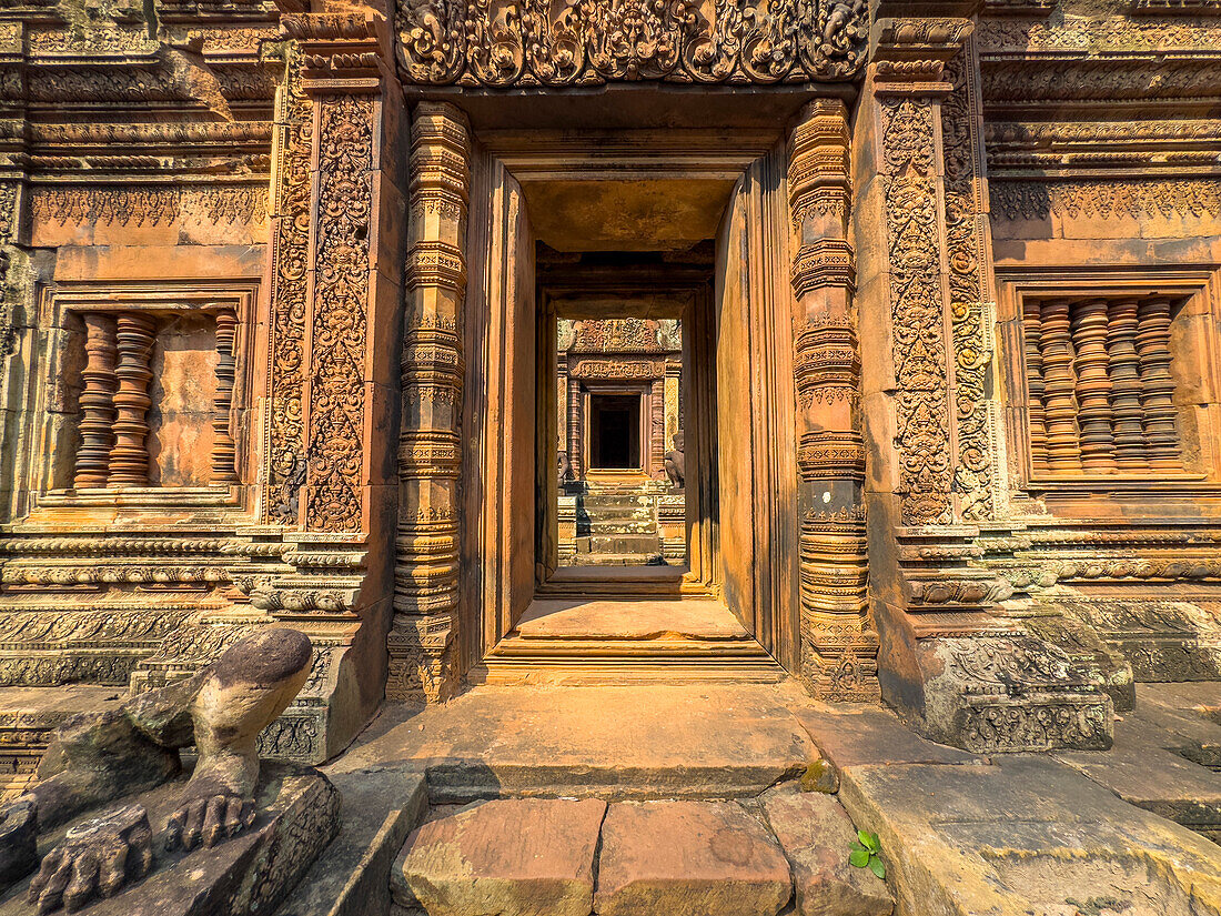 Banteay Srei Temple, a miniature temple complex built entirely of red sandstone in the area of Angkor, UNESCO World Heritage Site, Cambodia, Indochina, Southeast Asia, Asia