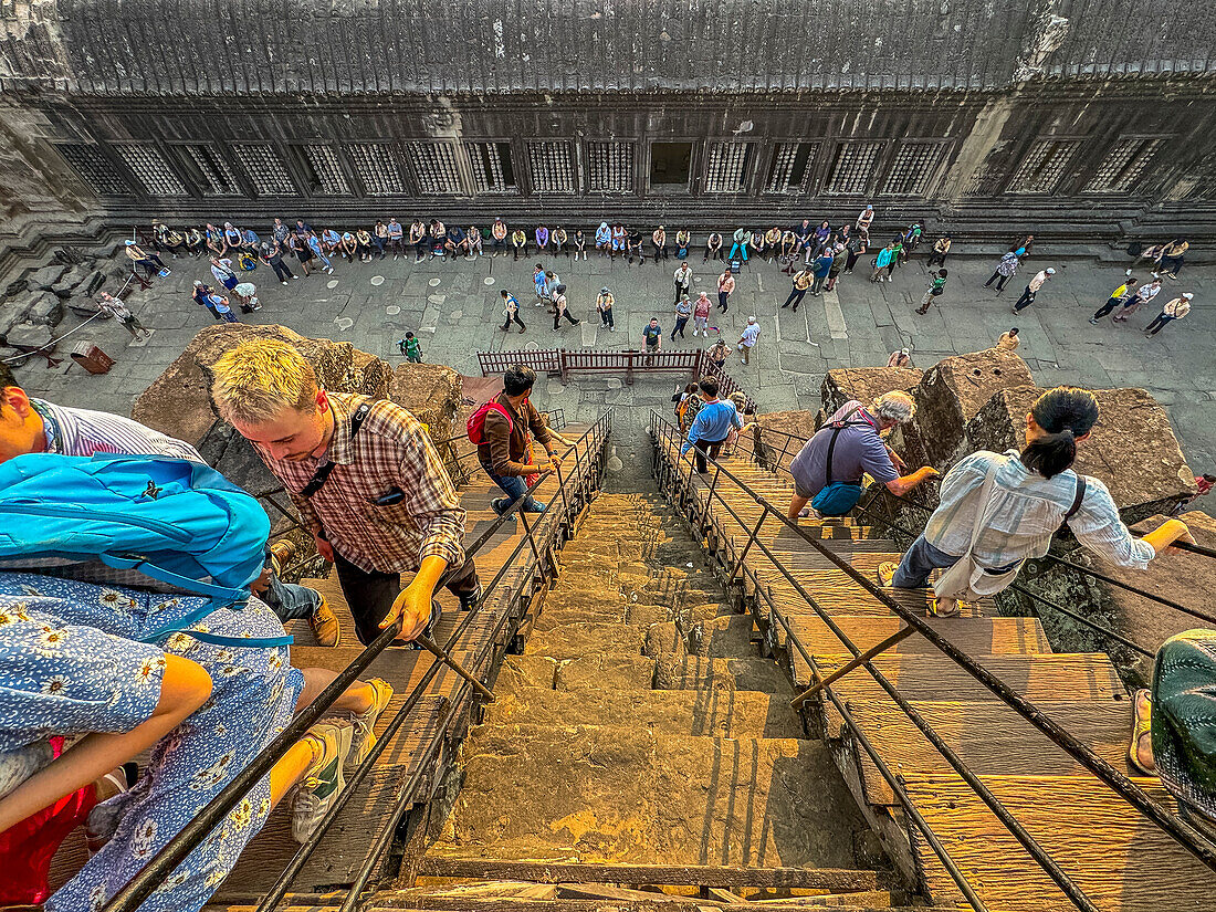 Touristen in Angkor Wat, UNESCO-Weltkulturerbe, einer hinduistisch-buddhistischen Tempelanlage bei Siem Reap, Kambodscha, Indochina, Südostasien, Asien