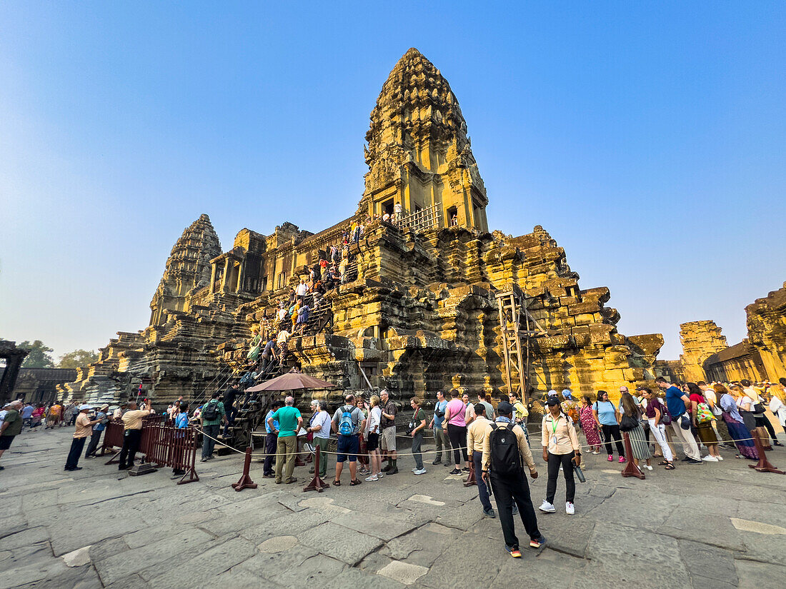 Touristen in Angkor Wat, UNESCO-Weltkulturerbe, einer hinduistisch-buddhistischen Tempelanlage bei Siem Reap, Kambodscha, Indochina, Südostasien, Asien