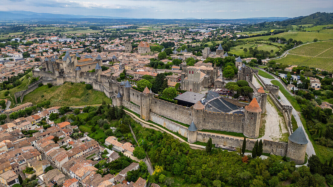 Luftaufnahme der Zitadelle Cite de Carcassonne, UNESCO-Weltkulturerbe, Carcassonne, Aude, Okzitanien, Frankreich, Europa