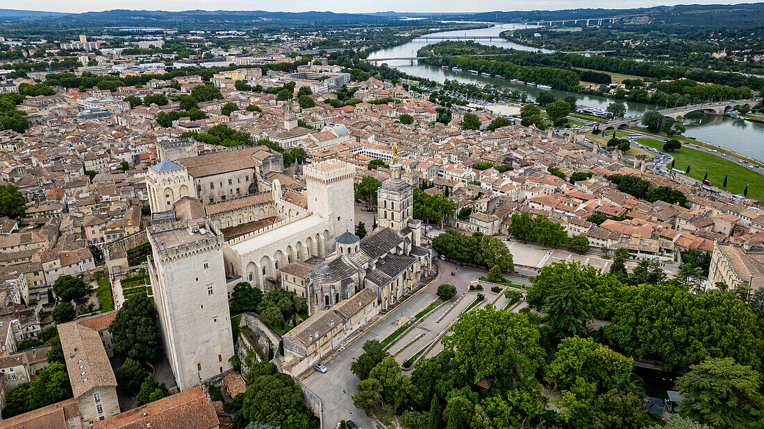 Luftaufnahme der historischen Stadt und des Palastes der Päpste, Avignon, UNESCO-Weltkulturerbe, Vaucluse, Provence-Alpes-Cote d'Azur, Frankreich, Europa