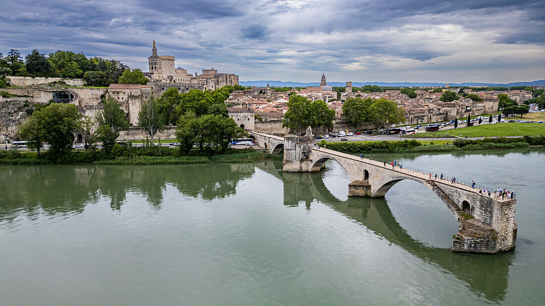 Luftaufnahme der historischen Brücke von Saint Benezet (Pont d'Avignon) mit der historischen Stadt, Avignon, UNESCO-Weltkulturerbe, Vaucluse, Provence-Alpes-Cote d'Azur, Frankreich, Europa