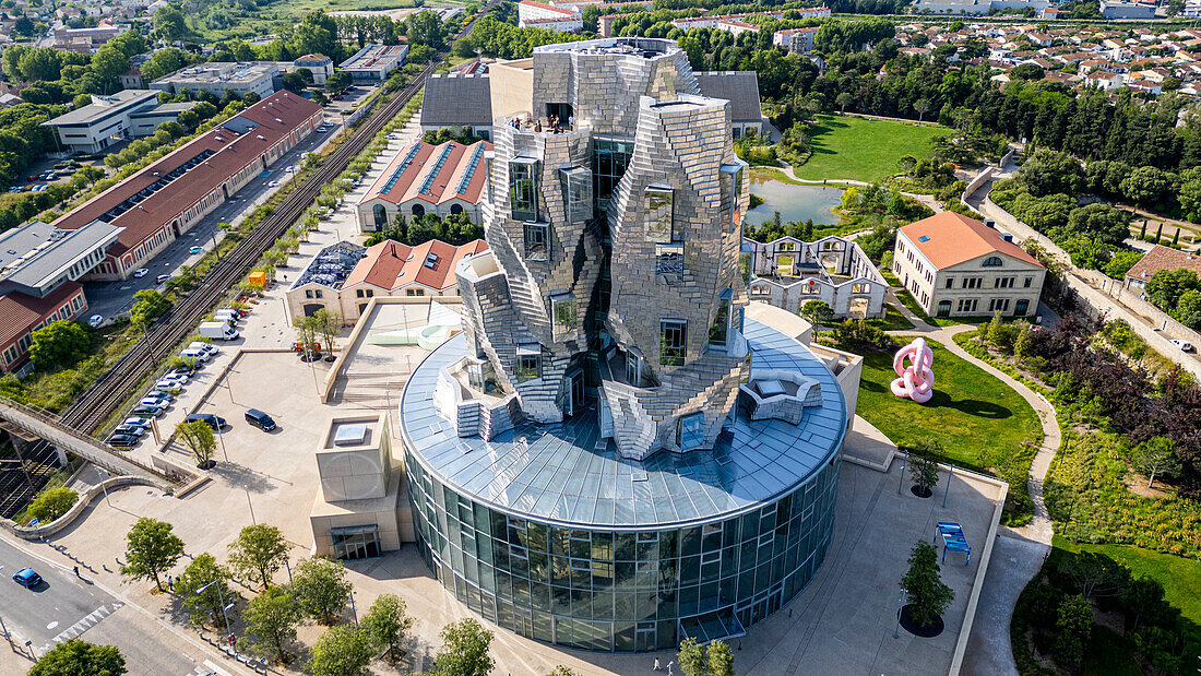 Luftaufnahme des Gebäudes des Kulturzentrums LUMA, Architekt Frank Gehry, Arles, Bouches du Rhone, Provence-Alpes-Cote d'Azur, Frankreich, Europa