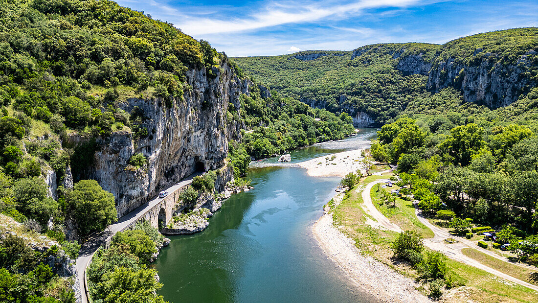 Luftaufnahme der Ardeche-Schlucht (Gorges de l'Ardeche), Ardeche, Auvergne-Rhone-Alpes, Frankreich, Europa