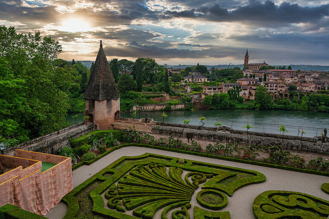 Episcopal city, around the Cathedral Sainte-Cecile, UNESCO World Heritage Site, Albi, Midi-Pyrenees, France, Europe