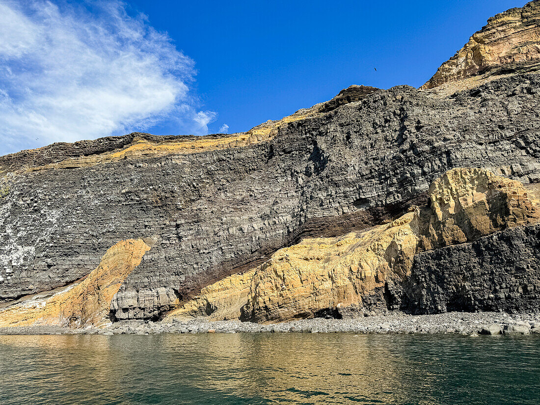 Schichten von Lavaströmen und Tuffstein des erloschenen Vulkans auf der Isla Tortuga, Baja California, Sea of Cortez, Mexiko, Nordamerika