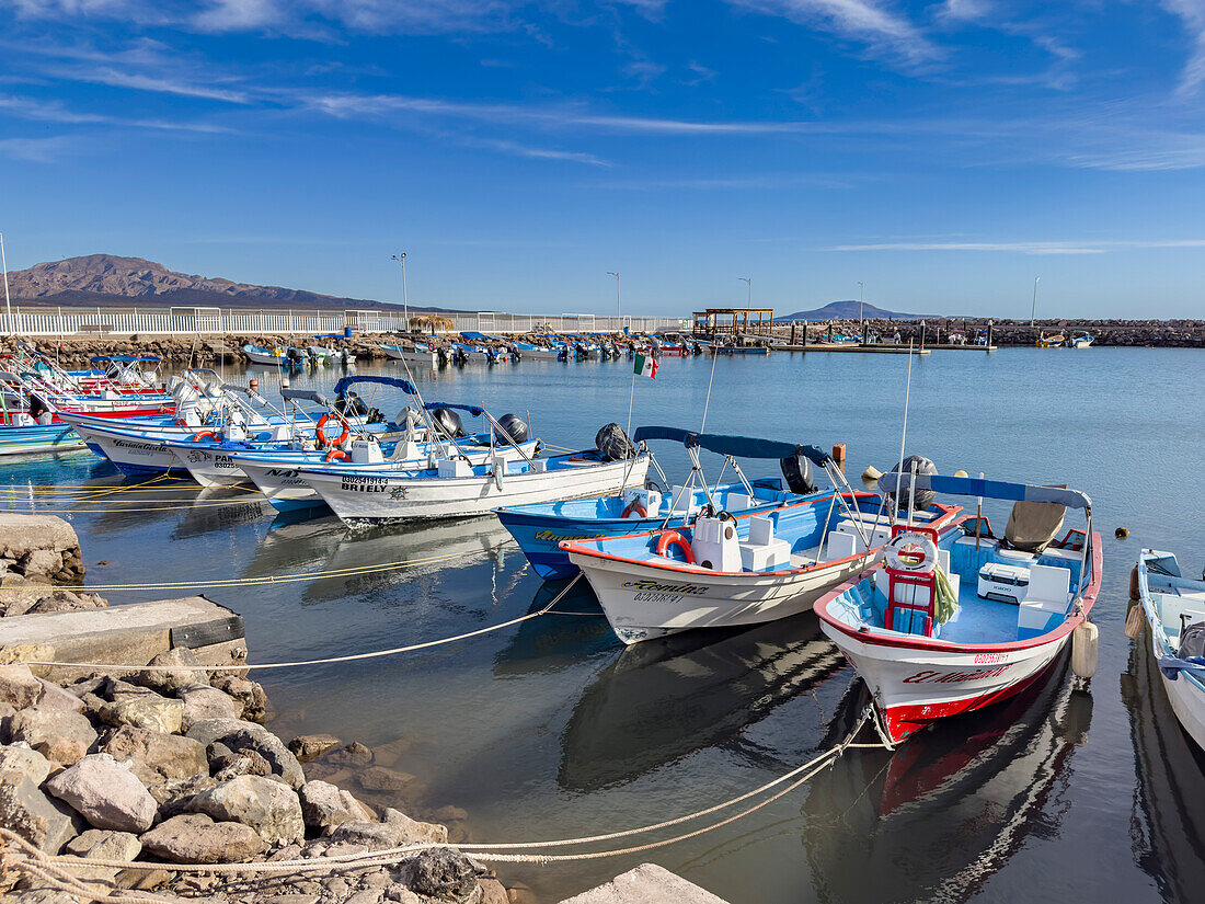 Kleine Fischerboote (Pangas) im Innenhafen von Loreto, Baja California Sur, Sea of Cortez, Mexiko, Nordamerika