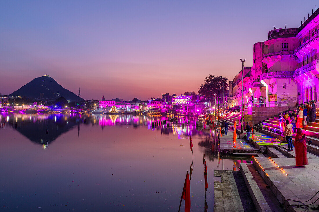 Pushkar-See in der Abenddämmerung, Pushkar, Rajasthan, Indien, Südasien, Asien