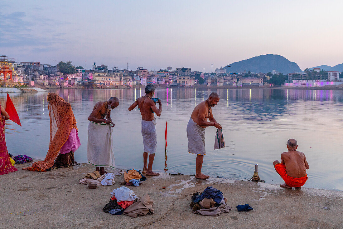 Pilger am Pushkar-See bei Sonnenaufgang, Pushkar, Rajasthan, Indien, Südasien, Asien