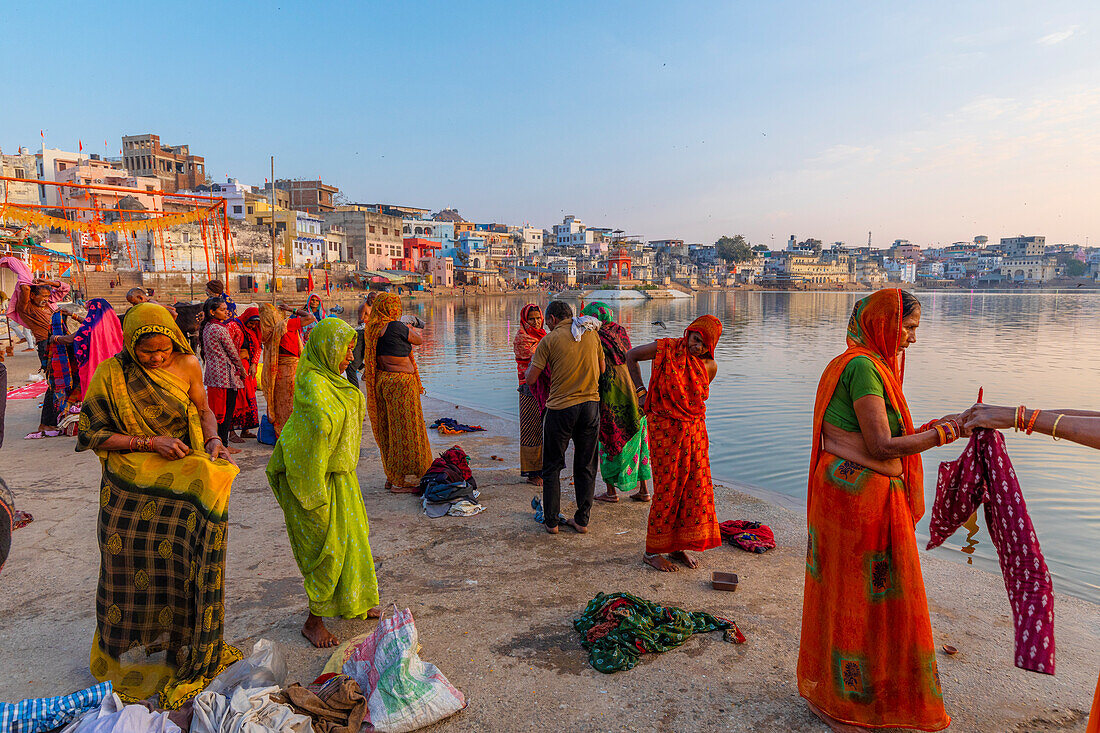 Pilger am Pushkar-See bei Sonnenaufgang, Pushkar, Rajasthan, Indien, Südasien, Asien