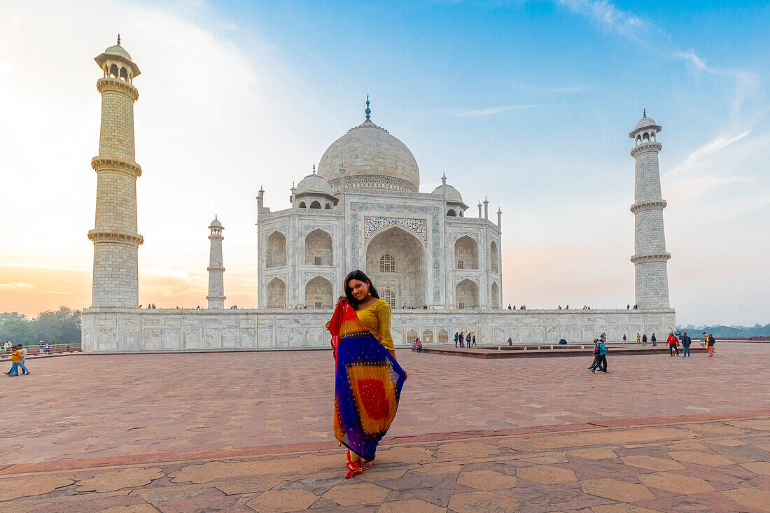 Junge indische Frau vor dem Taj Mahal, UNESCO-Weltkulturerbe, Agra, Uttar Pradesh, Indien, Südasien, Asien