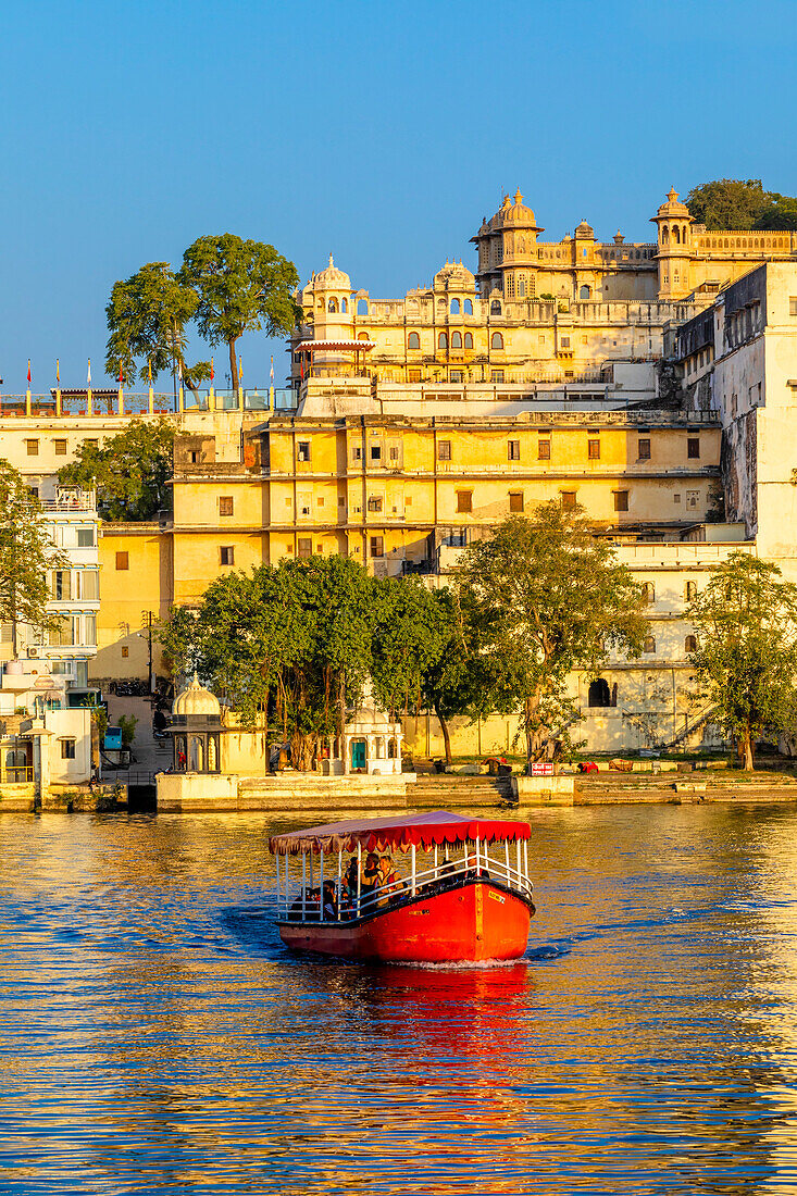 Tourist Boat on Lake Pichola with the City Palace in the background, Udaipur, Rajasthan, India, South Asia, Asia