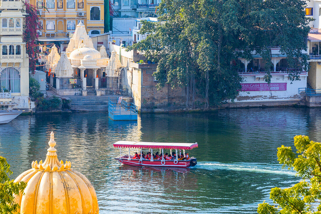 Tourist Boat on Lake Pichola with the City Palace in the background, Udaipur, Rajasthan, India, South Asia, Asia