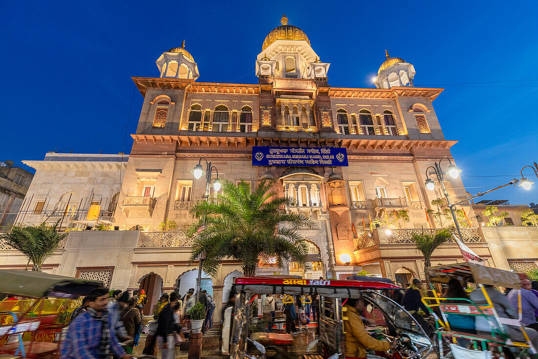 Rikschas vor dem Gurdwara Sis Ganj Sahib, Sikh-Tempel, Neu-Delhi, Indien, Südasien, Asien