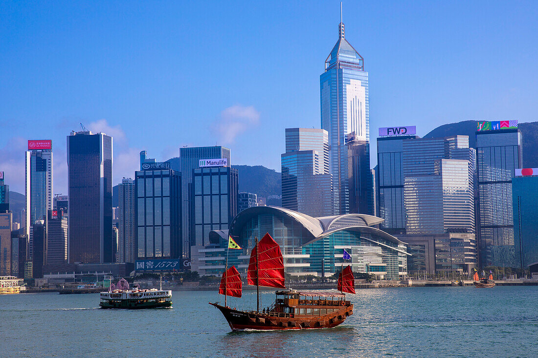 Eine rote Segeldschunke im Hafen von Hongkong, Hongkong, Sonderverwaltungszone der Volksrepublik China, China, Asien