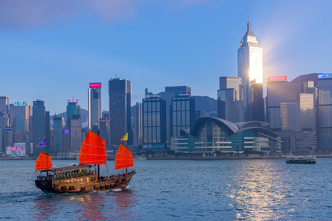 Eine Dschunke mit rotem Segel im Hafen von Hongkong, Hongkong, Sonderverwaltungszone der Volksrepublik China, China, Asien