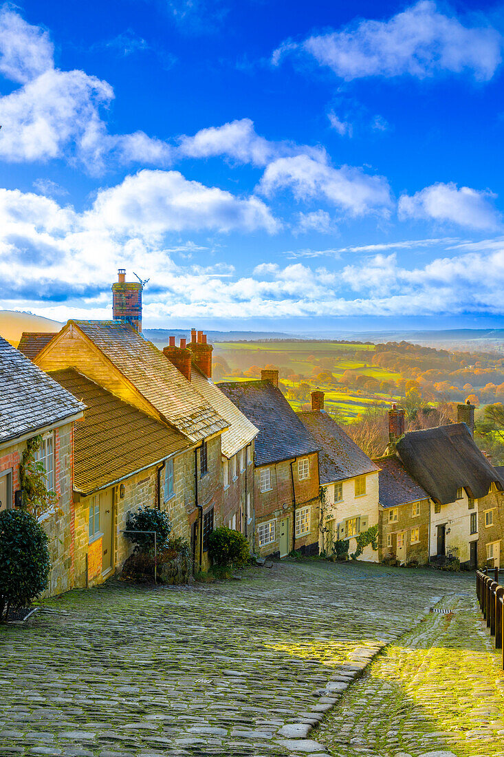 Die alte Kopfsteinpflasterstraße von Gold Hill, Shaftesbury, Dorset, England, Vereinigtes Königreich, Europa