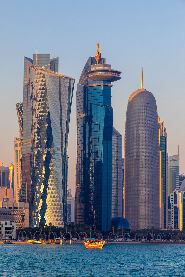 Eine traditionelle Dhau vor der Skyline der West Bay, Doha, Katar, Naher Osten