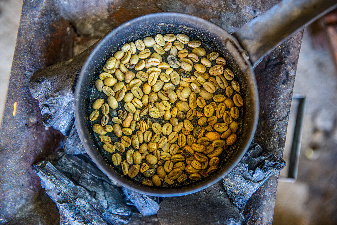 Röstung von Kaffeebohnen, Keren, Eritrea, Afrika