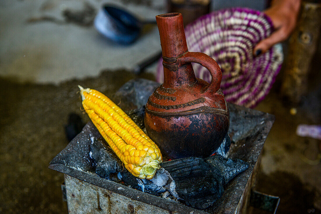 Heißer Kaffee auf Holzfeuer in einer traditionellen Kanne, Keren, Eritrea, Afrika