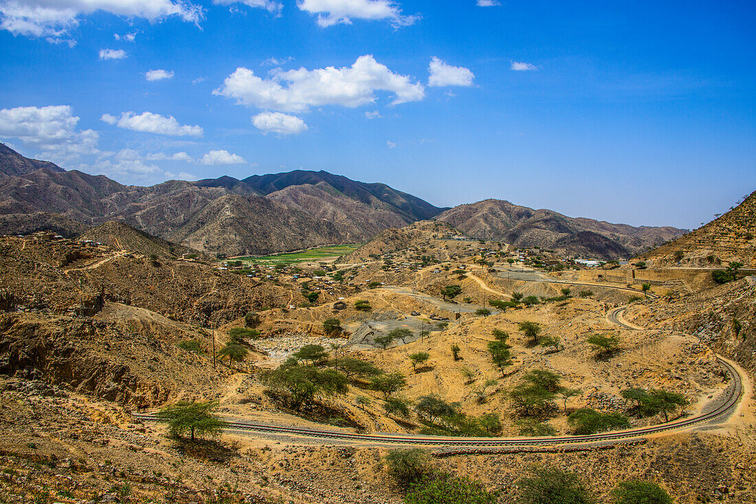 Eisenbahnstrecke, die sich entlang der Straße von Massawa nach Asmara, Eritrea, Afrika, durch die Berge schlängelt