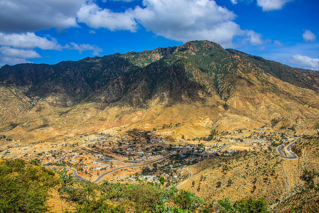 Die Stadt Nefasi unterhalb des Klosters Debre Bizen an der Straße von Massawa nach Asmara, Nefasi, Eritrea, Afrika