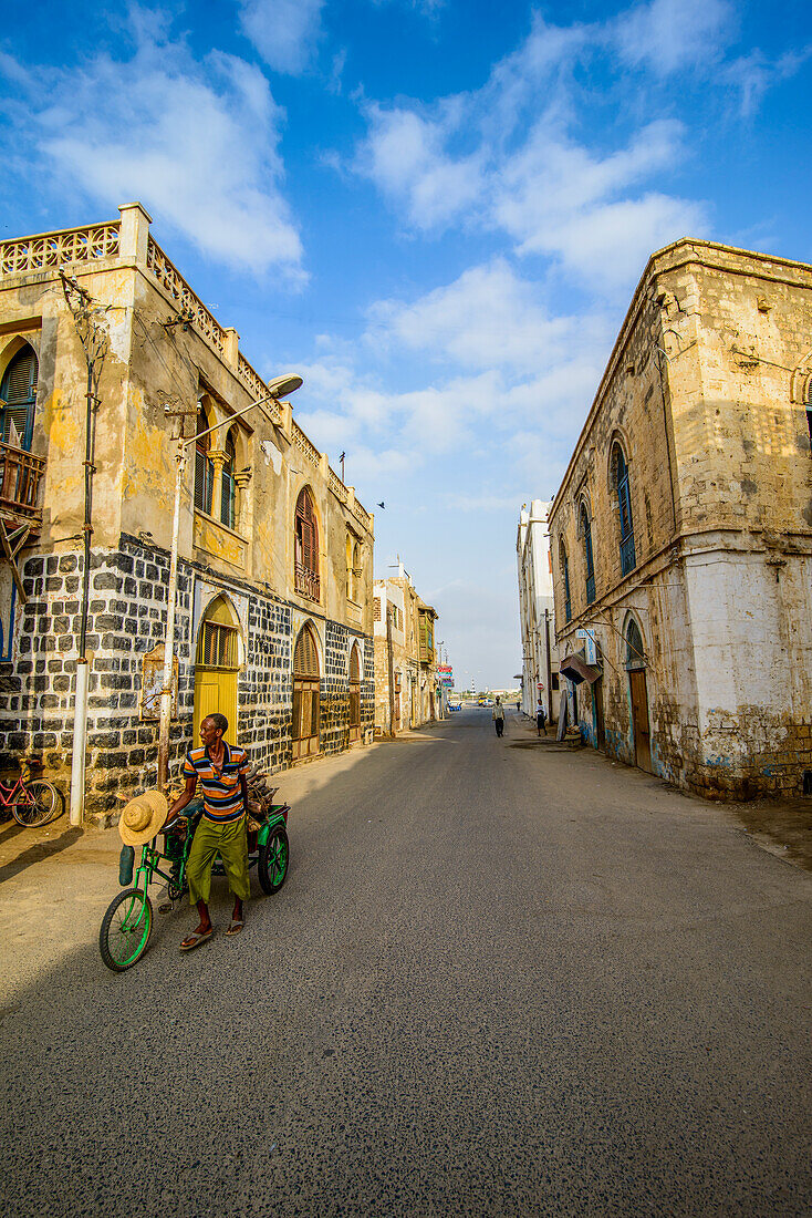 Hauptstraße mit Kolonialgebäuden in der alten Hafenstadt Massawa, Eritrea, Afrika