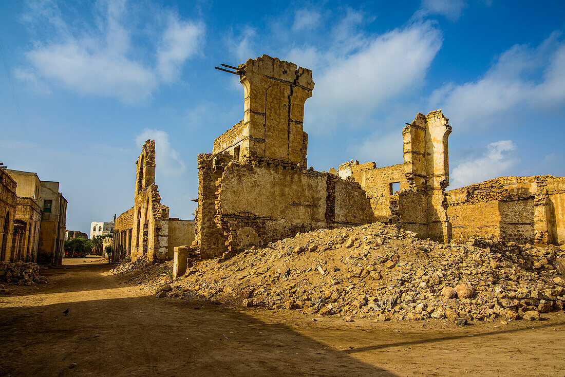 Ruine eines zerbombten Hauses in der alten Hafenstadt Massawa, Eritrea, Afrika