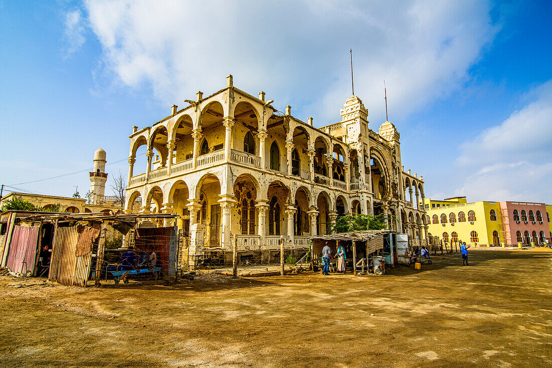 Zerstörte ehemalige Banco d'Italia in der alten Hafenstadt Massawa, Eritrea, Afrika