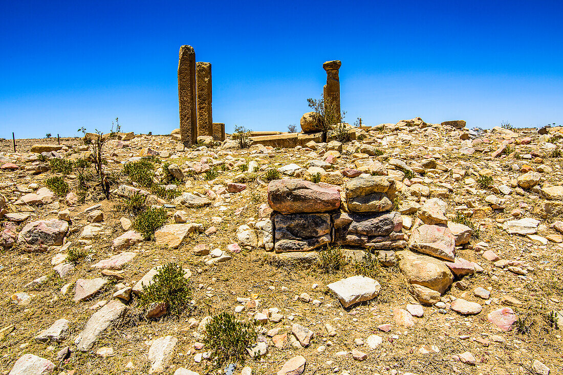 Die Säulen eines zerstörten Bauwerks in der prä-aksumitischen Siedlung von Qohaito (Koloe), Eritrea, Afrika