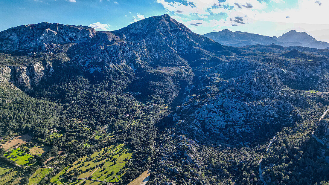 Luftaufnahme des schönen Tals hinter Pollenca, Mallorca, Balearen, Spanien, Mittelmeer, Europa