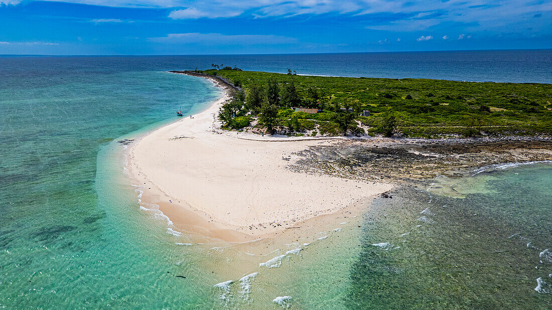 Luftaufnahme eines weißen Sandstrandes auf der Insel Sete Paus nahe der Insel Mosambik, Mosambik, Afrika