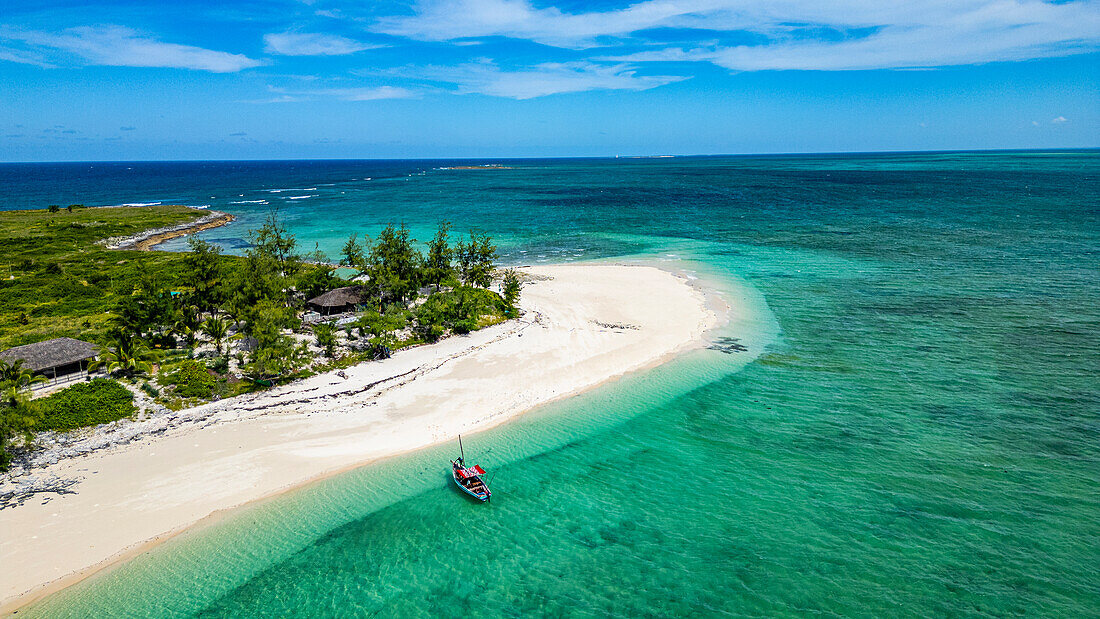 Luftaufnahme eines weißen Sandstrandes auf der Insel Sete Paus nahe der Insel Mosambik, Mosambik, Afrika