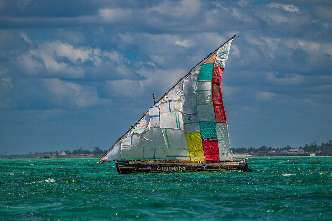 Traditionelle Dhow segelt vor der Küste der Insel Mosambik, Mosambik, Afrika