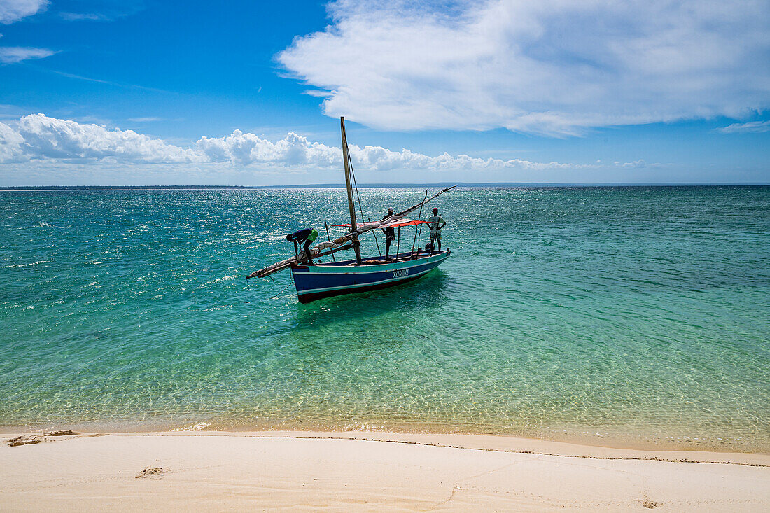 Traditionelle Dhow an einem weißen Sandstrand auf der Insel Sete Paus nahe der Insel Mosambik, Mosambik, Afrika