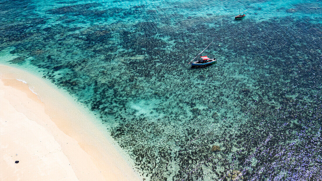 Luftaufnahme einer traditionellen Dhow an einem weißen Sandstrand, Insel Goa nahe der Insel Mosambik, Mosambik, Afrika