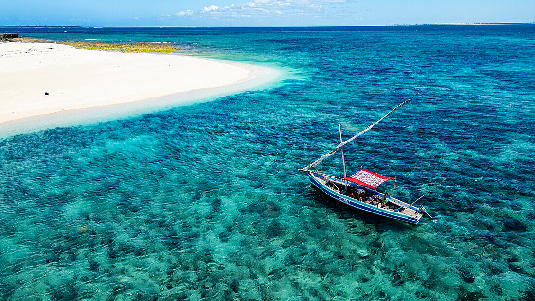 Luftaufnahme einer traditionellen Dhau an einem weißen Sandstrand, Insel Goa nahe der Insel Mosambik, Mosambik, Afrika