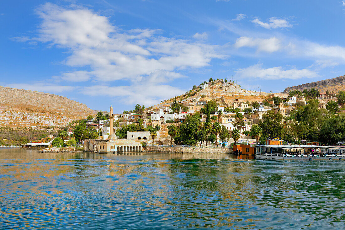 Partly submerged mosque of Eski Halfeti due to the construction of the Birecik Dam on the Euphrates River, Old Halfeti, Turkey, Asia Minor, Asia