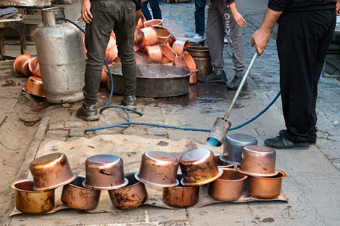 Handwerker beim Bleichen kleiner Kupferbehälter, Gaziantep-Basar, Türkei, Kleinasien, Asien