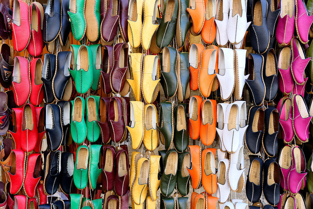 Buntes Schuhgeschäft im Gaziantep-Basar, Türkei, Kleinasien, Asien