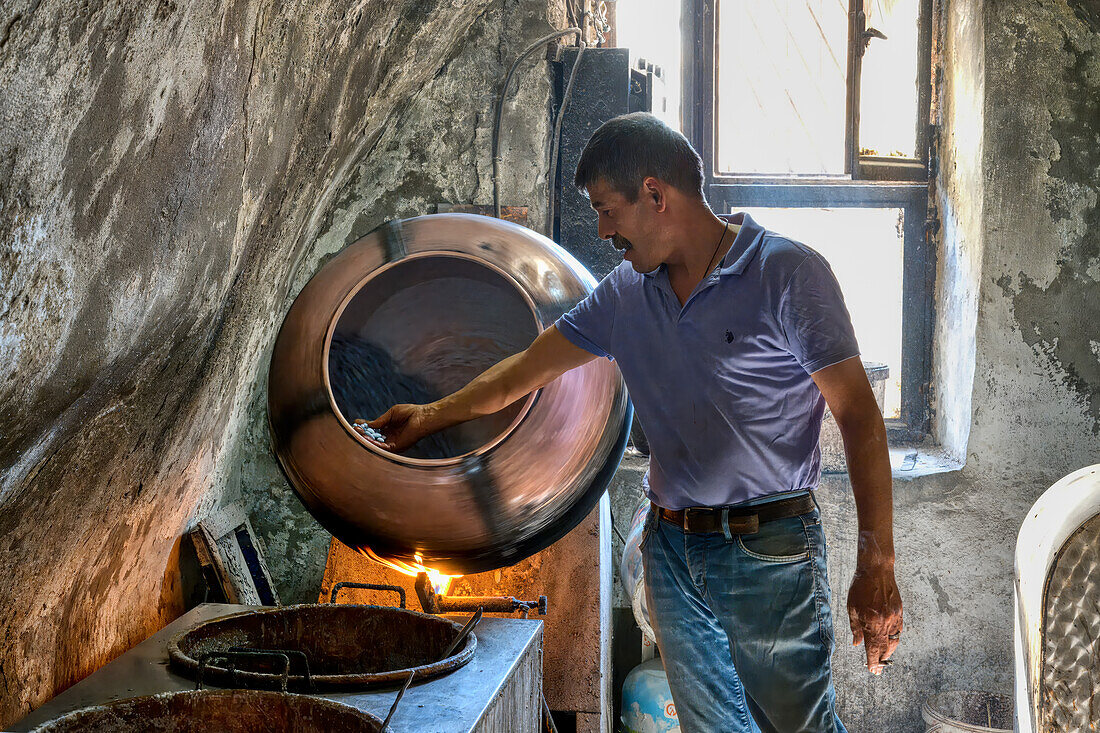 Mann bereitet Süßigkeiten vor, Basar von Mardin, Türkei, Kleinasien, Asien