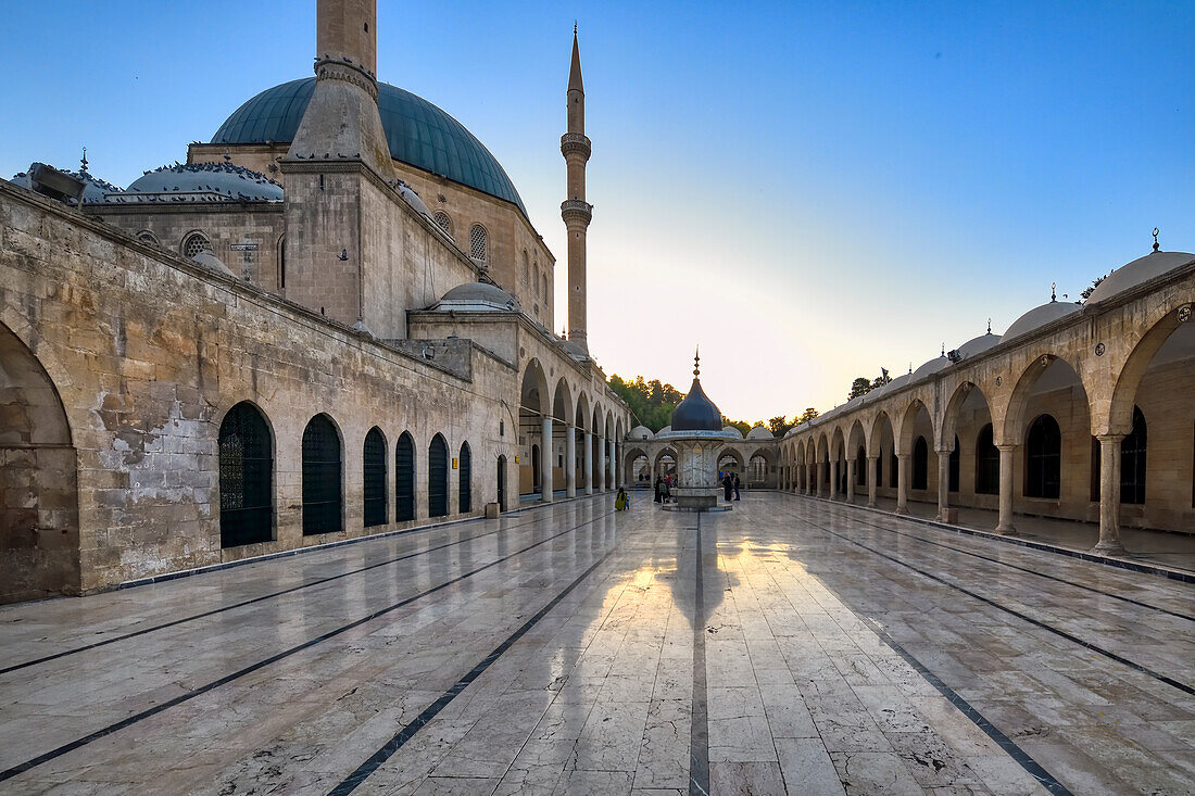 Innenhof der Avlusunda-Moschee, Sanliurfa, Türkei, Kleinasien, Asien