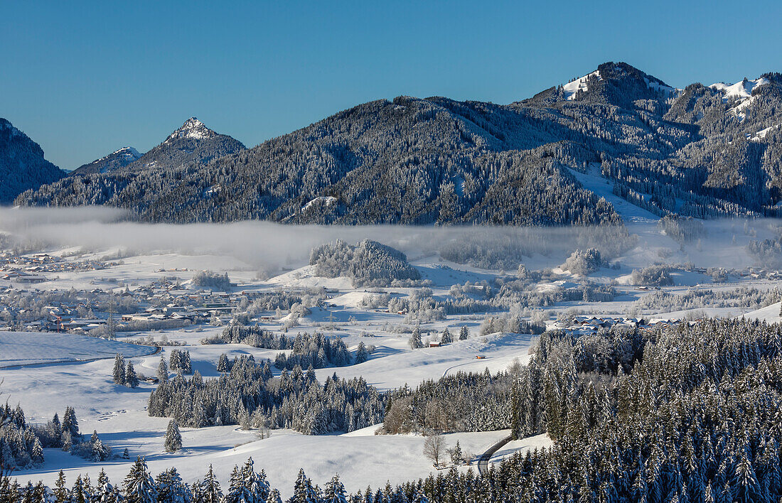 Blick von der Burgruine Eisenberg auf die Tannheimer Berge, Pfronten, Allgäu, Schwaben, Bayern, Deutschland, Europa