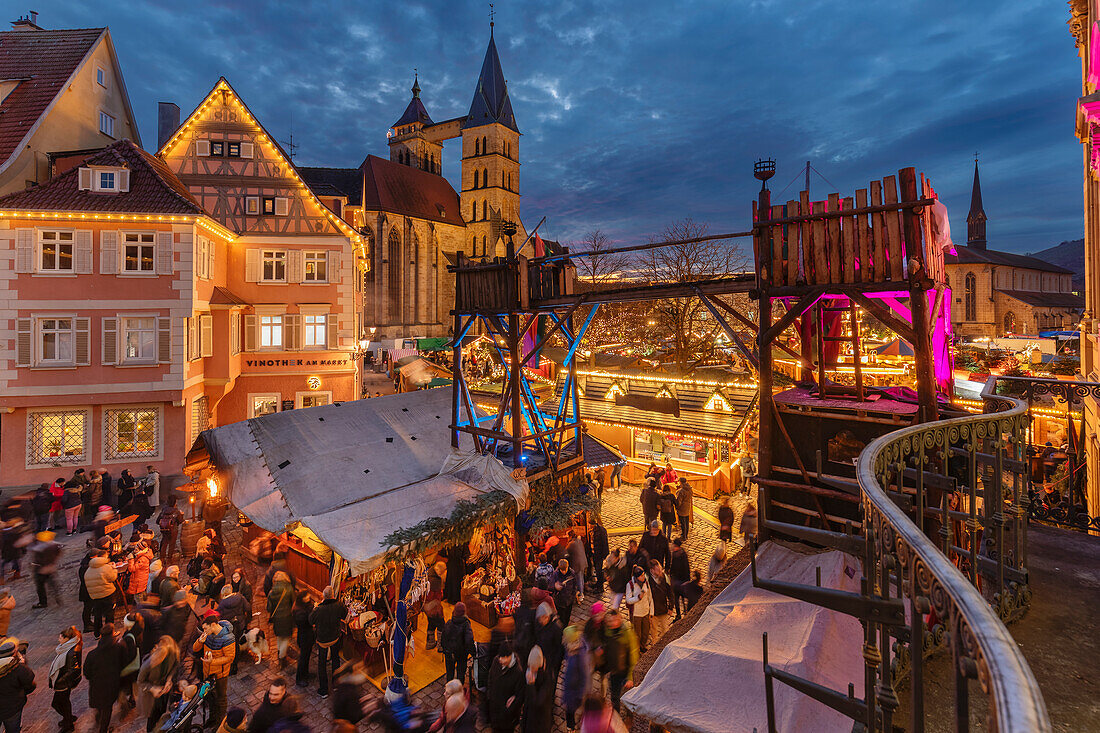 Weihnachtsmarkt und Mittelaltermarkt auf dem Marktplatz, Esslingen, Baden-Württemberg, Deutschland, Europa